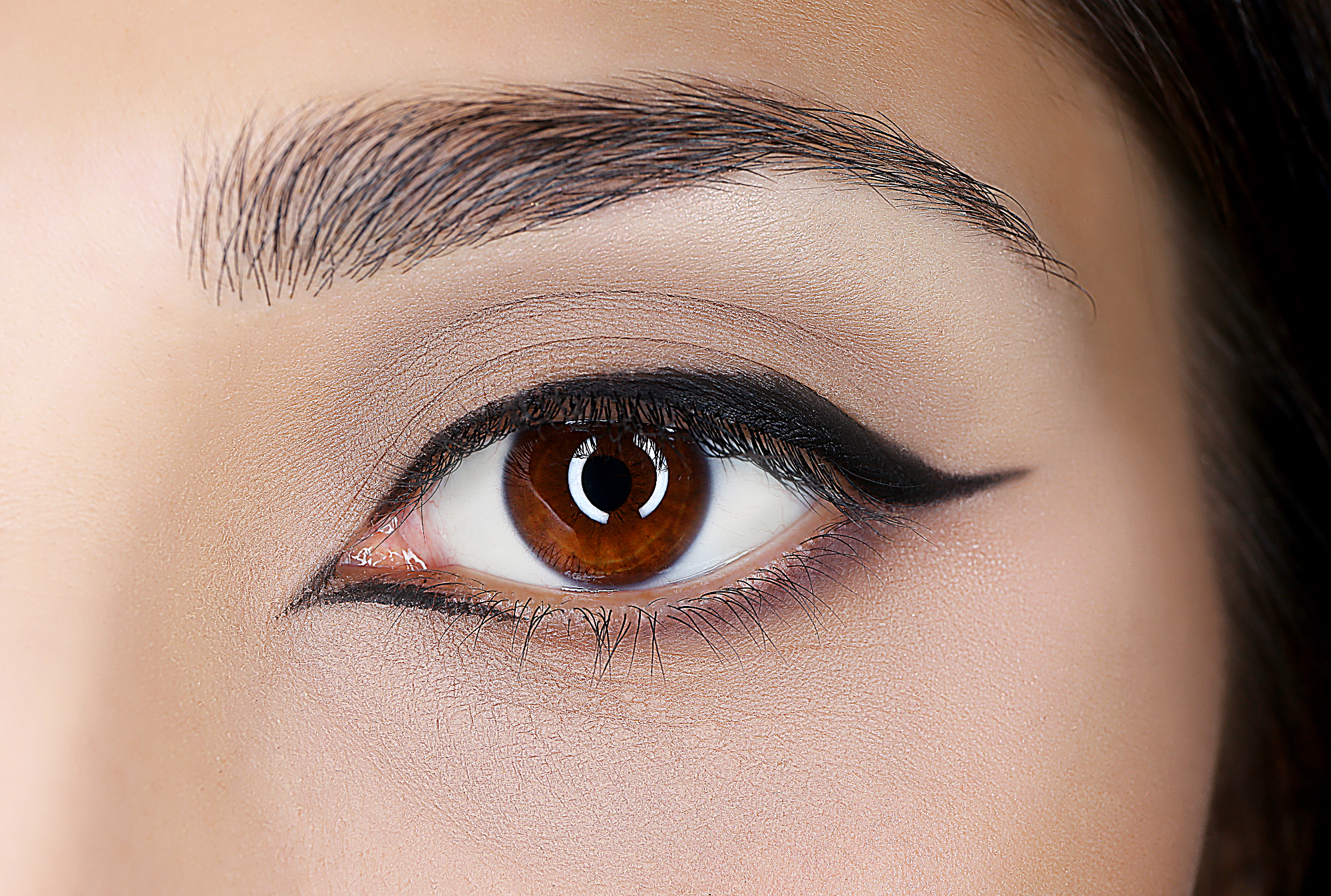 Eyeliner lahko ženski lepo potemni in hkrati poudari oči